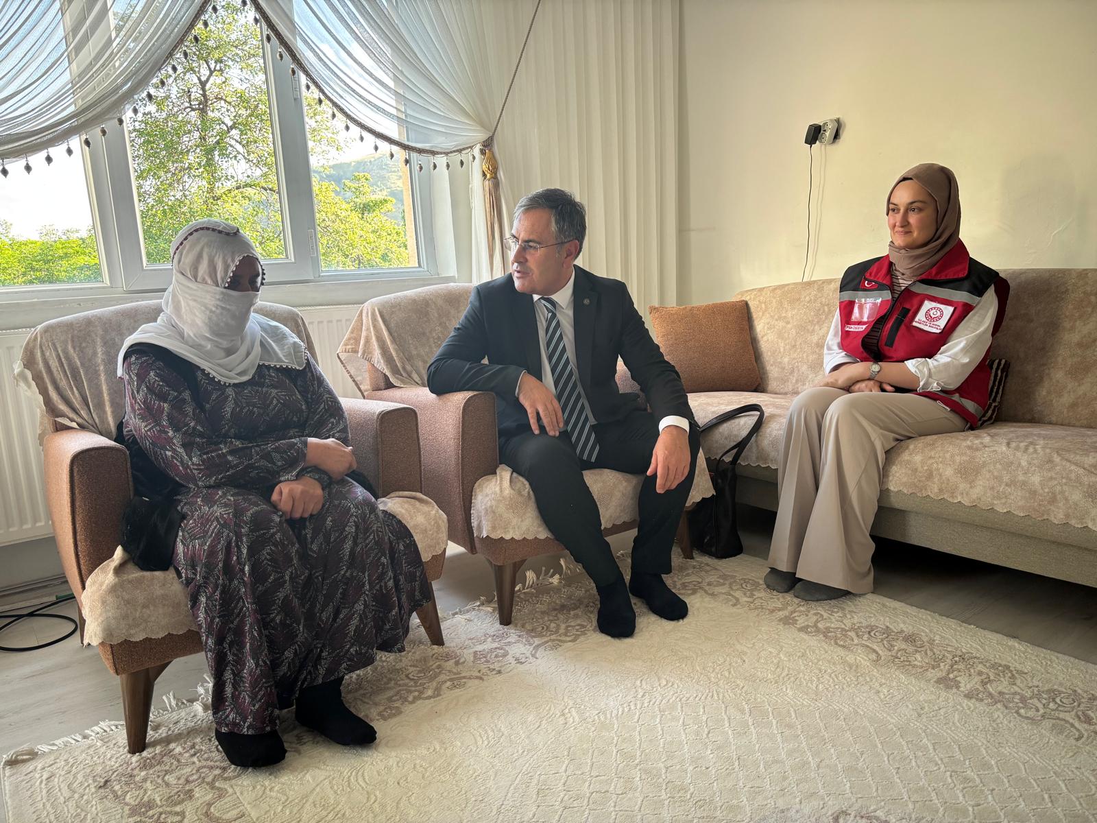 İl Müdürümüz Vefa Akdoğan tarafından, vefat eden Kıbrıs Gazimiz Mehmet Kazım Yemez’in kıymetli eşi ziyaret edildi