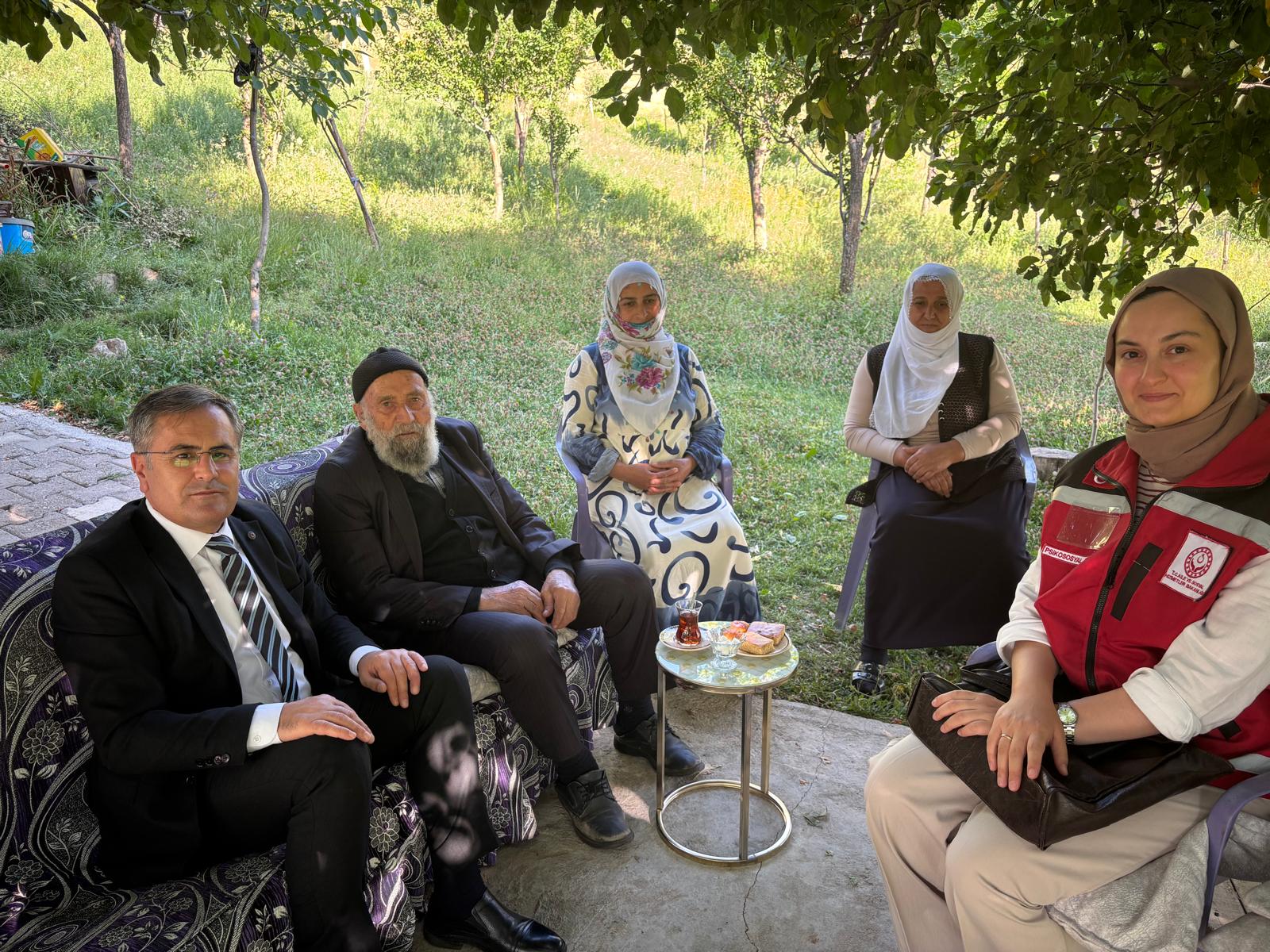 İl Müdürümüz Vefa Akdoğan, aziz şehidimiz Nevzat Döngel’in kıymetli babası Mehmet Sıddık Döngel’i ziyaret etti