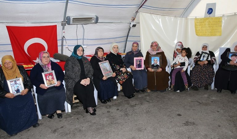 Emine Erdoğan ve Bakan Selçuk Diyarbakır Annelerini Ziyaret Etti