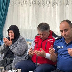 Aziz Şehidimiz Polis Memuru Osman Budak’ın kıymetli ailesi hanesinde ziyaret edilmiştir. - fotoğraf 3