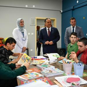 Valimiz Dr. Ahmet Hamdi Usta ve İl Müdürümüz Arif Laçin’den Özel Bireylerimize Anlamlı Ziyaret  - fotoğraf 5