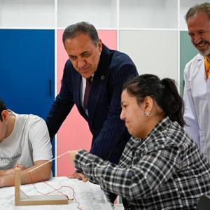 Valimiz Dr. Ahmet Hamdi Usta ve İl Müdürümüz Arif Laçin’den Özel Bireylerimize Anlamlı Ziyaret  - fotoğraf 4
