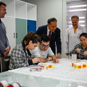 Valimiz Dr. Ahmet Hamdi Usta ve İl Müdürümüz Arif Laçin’den Özel Bireylerimize Anlamlı Ziyaret  - fotoğraf 1