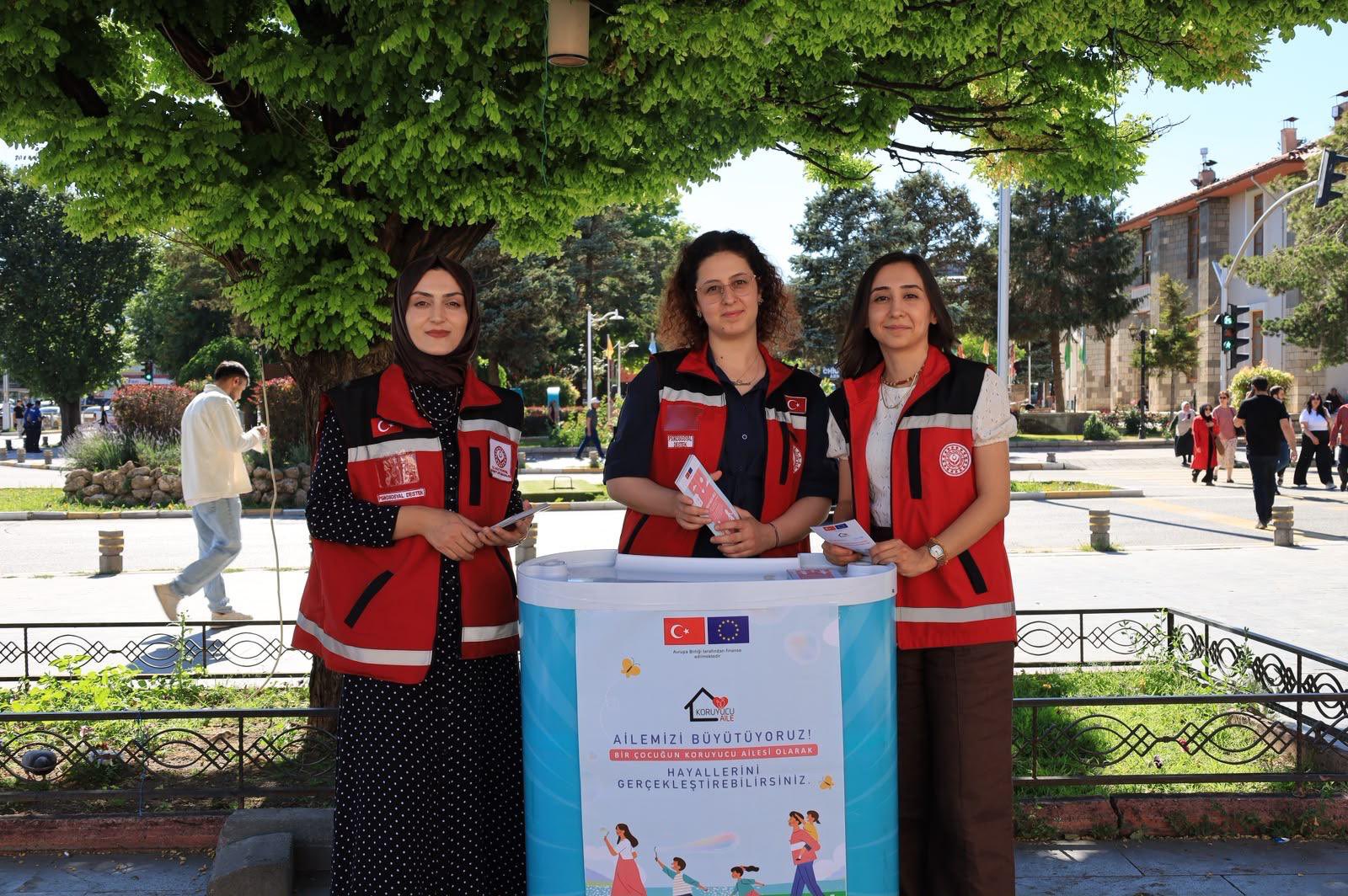 30 Haziran Koruyucu Aile Günü Kapsamında, Koruyucu Aile Hizmet Modeli’nin Toplumda Daha Geniş Kitlelere Ulaşması Amacıyla İl Müdürlüğümüzce Tanıtım Faaliyeti Gerçekleştirdi.