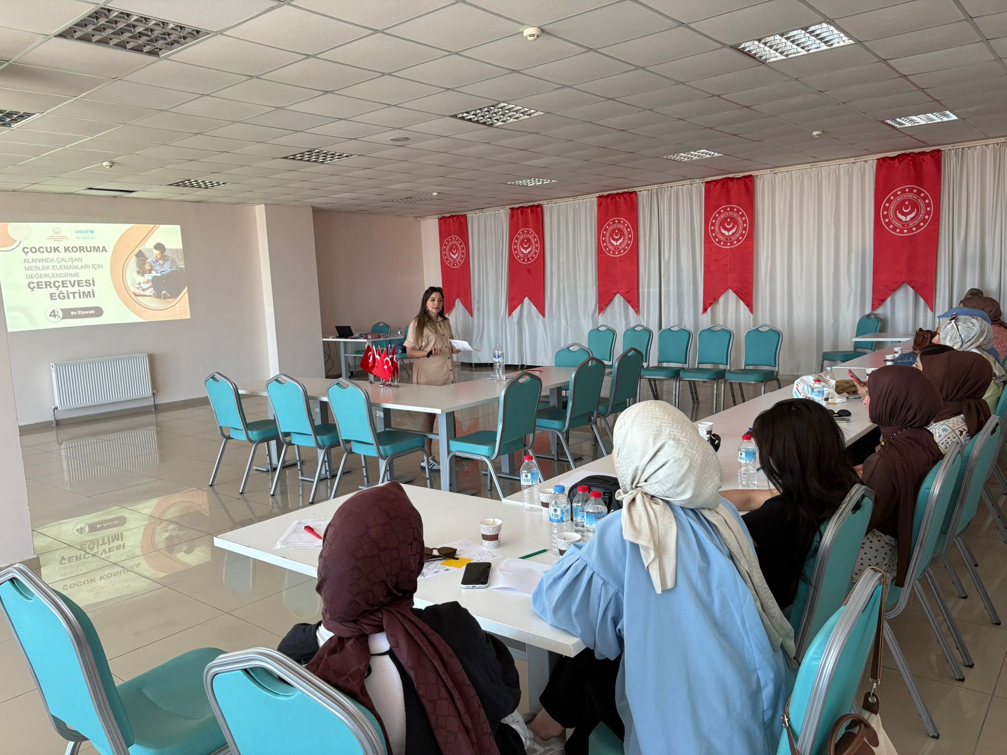 İl Müdürlüğümüz ve bağlı merkezlerimizde görev yapan personele yönelik, 29 Haziran – 3 Temmuz tarihleri arasında gerçekleştirilecek "Çocuk Hizmetleri Alanında Karar Destek Mekanizmalarının Güçlendirilmesi Eğitimi" başladı.