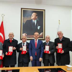 Kıbrıs Barış Harekatı’na katılan 78 gazimize düzenlenen törenle ‘Kuzey Kıbrıs Türk Cumhuriyeti Milli Mücadele Madalyası ve Beratı’ tevcih edildi. - fotoğraf 3