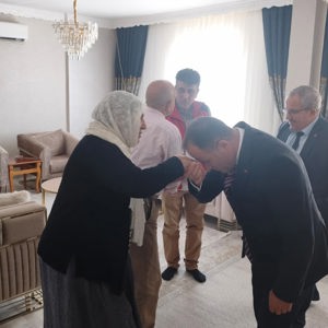 Babalar Günü vesilesiyle aziz şehidimiz Abdurrahman DURSUN’un kıymetli babası Halil DURSUN’u ziyaret ettik. - fotoğraf 3