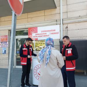 Müdürlüğümüz tarafından Şebinkarahisar ilçe meydanında Evlenecek Gençlerin Desteklenmesi Projesi hakkında tanıtım faaliyeti gerçekleştirilmiştir. - fotoğraf 1