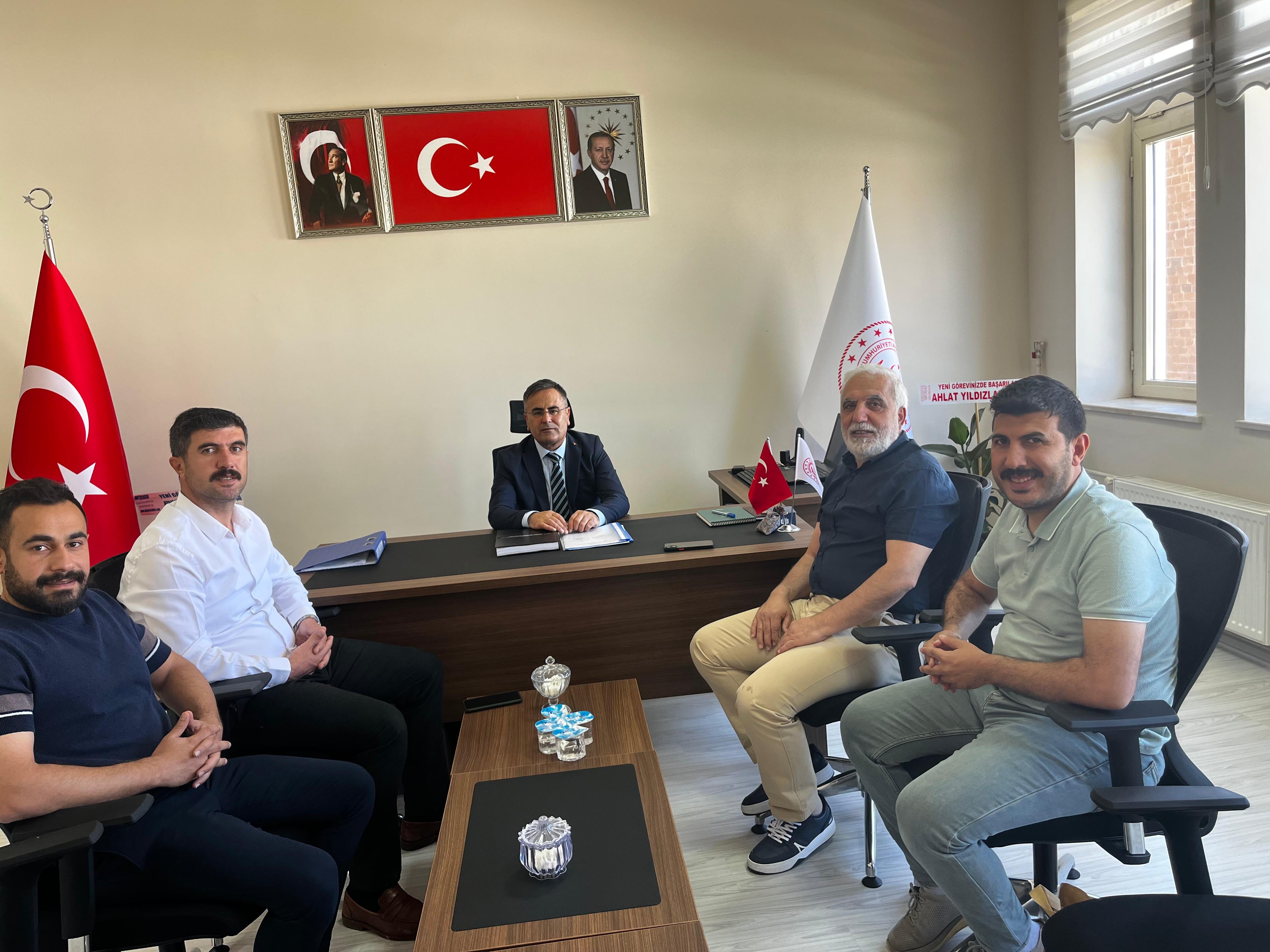  İl Müdürümüz Vefa Akdoğan, Ahlat Sosyal Hizmet Merkezi Müdürlüğümüzü ziyaret ederek yürütülen çalışmalar hakkında bilgi aldı