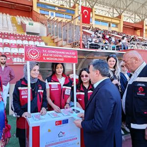 Koruyucu Aile Hizmet Modeli Tanıtım Standını Sayın Valimiz Cevdet ATAY Ziyaret Etti - fotoğraf 2