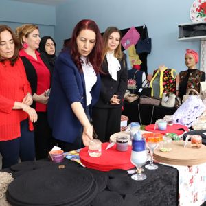 Zonguldak Sosyal Dayanışma Merkezinde Roman kursiyerlerin el emeği ürünlerinden oluşan bir sergi gerçekleştirilmiştir. - fotoğraf 5