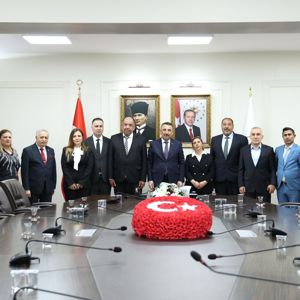 Roman Kursiyerlerimiz Romanlar Günü vesileyle Sn.Valimiz Osman HACIBEKTAŞOĞLU ile bir araya gelmişlerdir. - fotoğraf 1