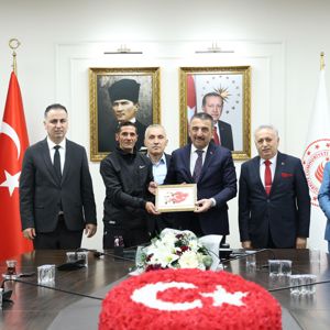 Roman Kursiyerlerimiz Romanlar Günü vesileyle Sn.Valimiz Osman HACIBEKTAŞOĞLU ile bir araya gelmişlerdir. - fotoğraf 5