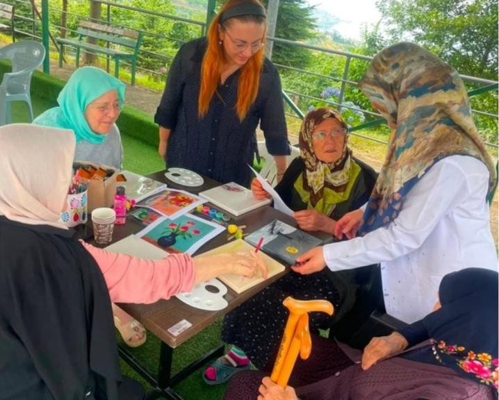 Yaşlılarımızla Açık Havada Keyifli Bir Resim Atölyesi Etkinliği Gerçekleştirildi.