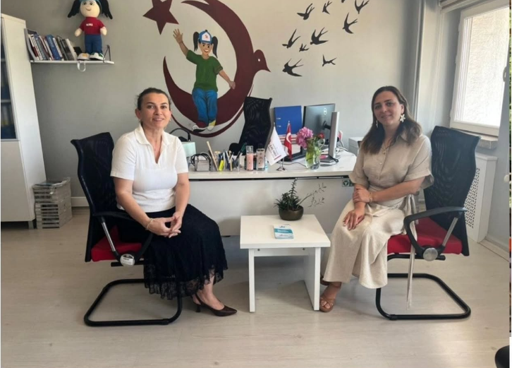 Şehidimiz Kenan Kumaş’ın Kıymetli Eşi Gülcan Kumaş, Görev Yapmakta Olduğu Trabzon İl Göç İdaresi Müdürlüğünde Ziyaret Edildi.