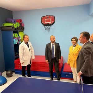 İl Müdürümüz Arif Laçin, AK Parti İl Başkanı Umut Güçlü ve il yönetimi, Nadide Üstündağ Yıldırım Gündüz Bakım ve Rehabilitasyon Merkezi’nde hizmet alan özel çocuklarımızı ziyaret etti. - fotoğraf 1