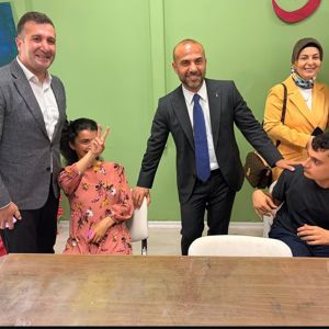 İl Müdürümüz Arif Laçin, AK Parti İl Başkanı Umut Güçlü ve il yönetimi, Nadide Üstündağ Yıldırım Gündüz Bakım ve Rehabilitasyon Merkezi’nde hizmet alan özel çocuklarımızı ziyaret etti. - fotoğraf 2