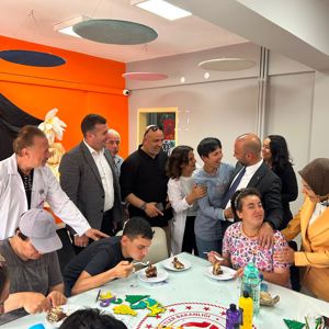 İl Müdürümüz Arif Laçin, AK Parti İl Başkanı Umut Güçlü ve il yönetimi, Nadide Üstündağ Yıldırım Gündüz Bakım ve Rehabilitasyon Merkezi’nde hizmet alan özel çocuklarımızı ziyaret etti. - fotoğraf 4