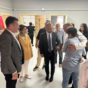 İl Müdürümüz Arif Laçin, AK Parti İl Başkanı Umut Güçlü ve il yönetimi, Nadide Üstündağ Yıldırım Gündüz Bakım ve Rehabilitasyon Merkezi’nde hizmet alan özel çocuklarımızı ziyaret etti. - fotoğraf 3