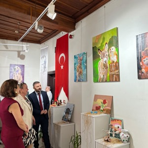 RENKLER UMUDA DÖNÜŞTÜ; GENÇ YÜREKLERİN ESERLERİ SERGİLENDİ - fotoğraf 3