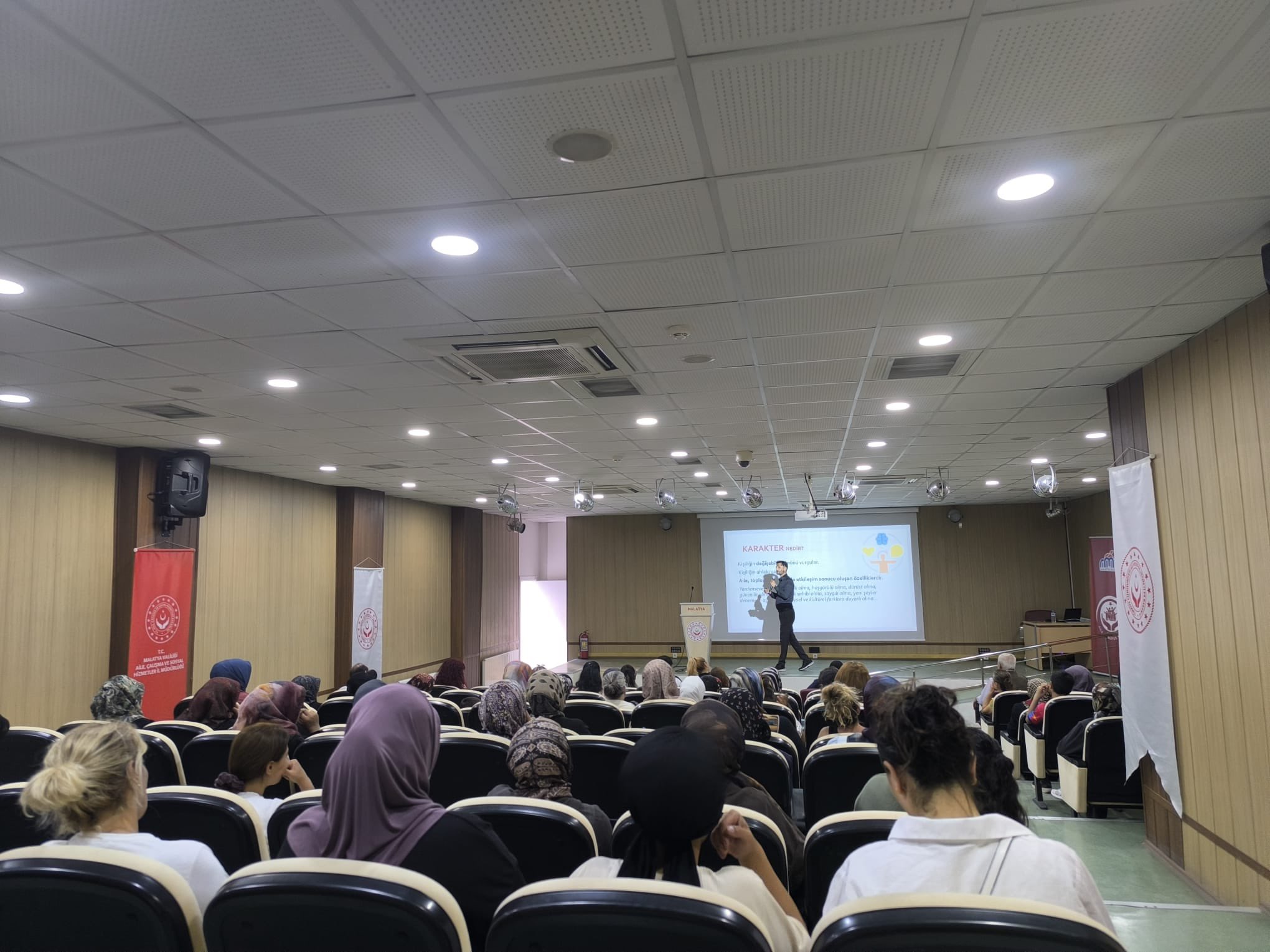 Battalgazi Sosyal Hizmet Merkezimiz tarafından Sosyal ve Ekonomik Destek hizmet modelimizden yaralanmak için başvuruda bulunan müracaatçılarımıza yönelik Modüler Aile Eğitim Programı kapsamında "Kendini Bilmek" konusunda eğitim verilmiştir.