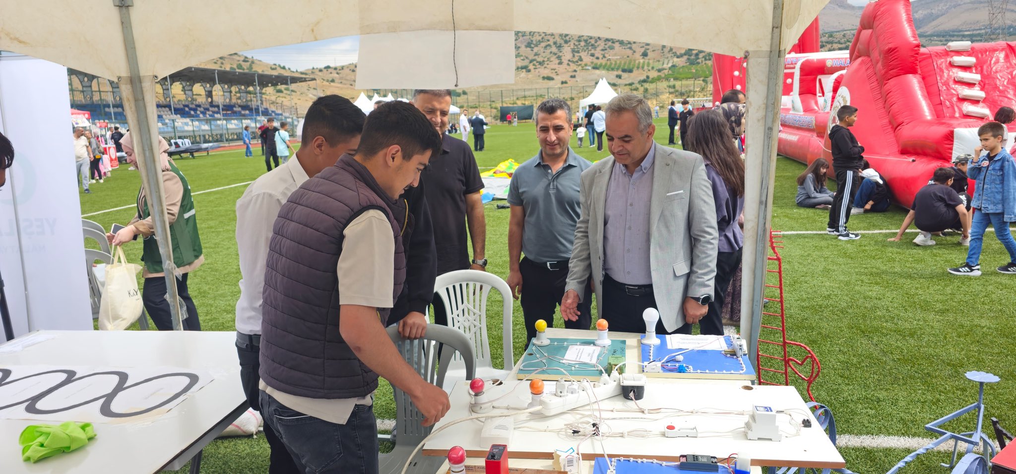İl Müdürümüz Sayın Ömer Faruk ERGÜN, Hekimhan Kaymakamlığı himayelerinde Hekimhan Sosyal Hizmet Merkezimiz ve paydaş kurumların işbirliği ile düzenlenen bilim ve sanat aktiviyeleri ile çeşitli oyunların oynandığı Yaza Merhaba Şenliğine katılım sağladı.