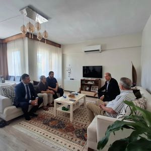 Kıbrıs Barış Harekâtı Şehit Ailelerine Anlamlı Ziyaret - fotoğraf 3