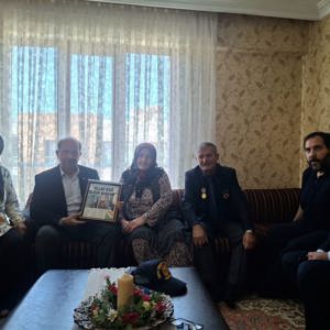 Kıbrıs Barış Harekâtı Şehit Ailelerine Anlamlı Ziyaret - fotoğraf 2