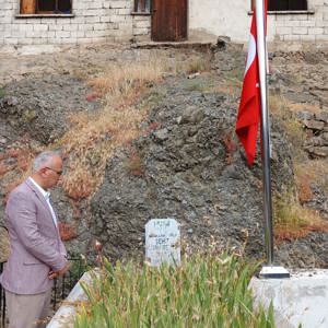 Aziz Şehidimiz Hüsnü Selçuk Kabri Başında Dualarla Anıldı - fotoğraf 1