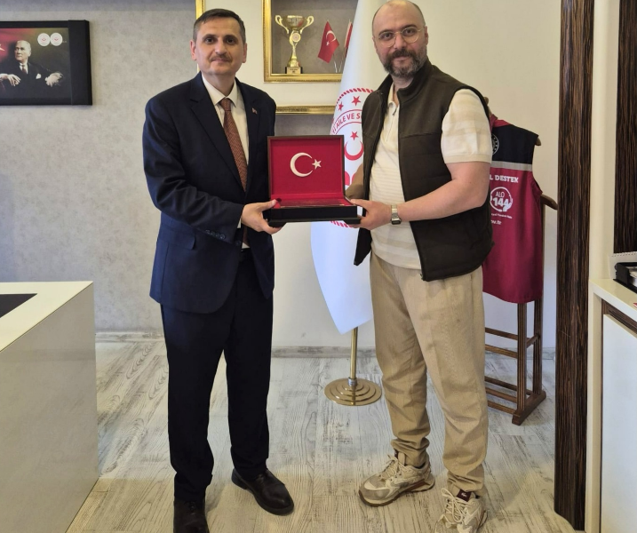 Burcu Güzel, İl Müdürümüz Dr. Hüseyin Mollaoğlu’nu Makamında Ziyaret Etti.