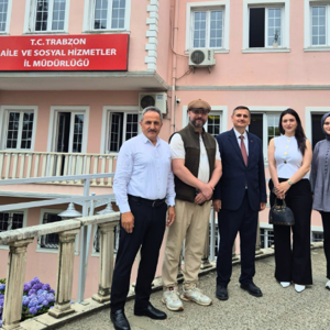 Burcu Güzel, İl Müdürümüz Dr. Hüseyin Mollaoğlu’nu Makamında Ziyaret Etti. - fotoğraf 1