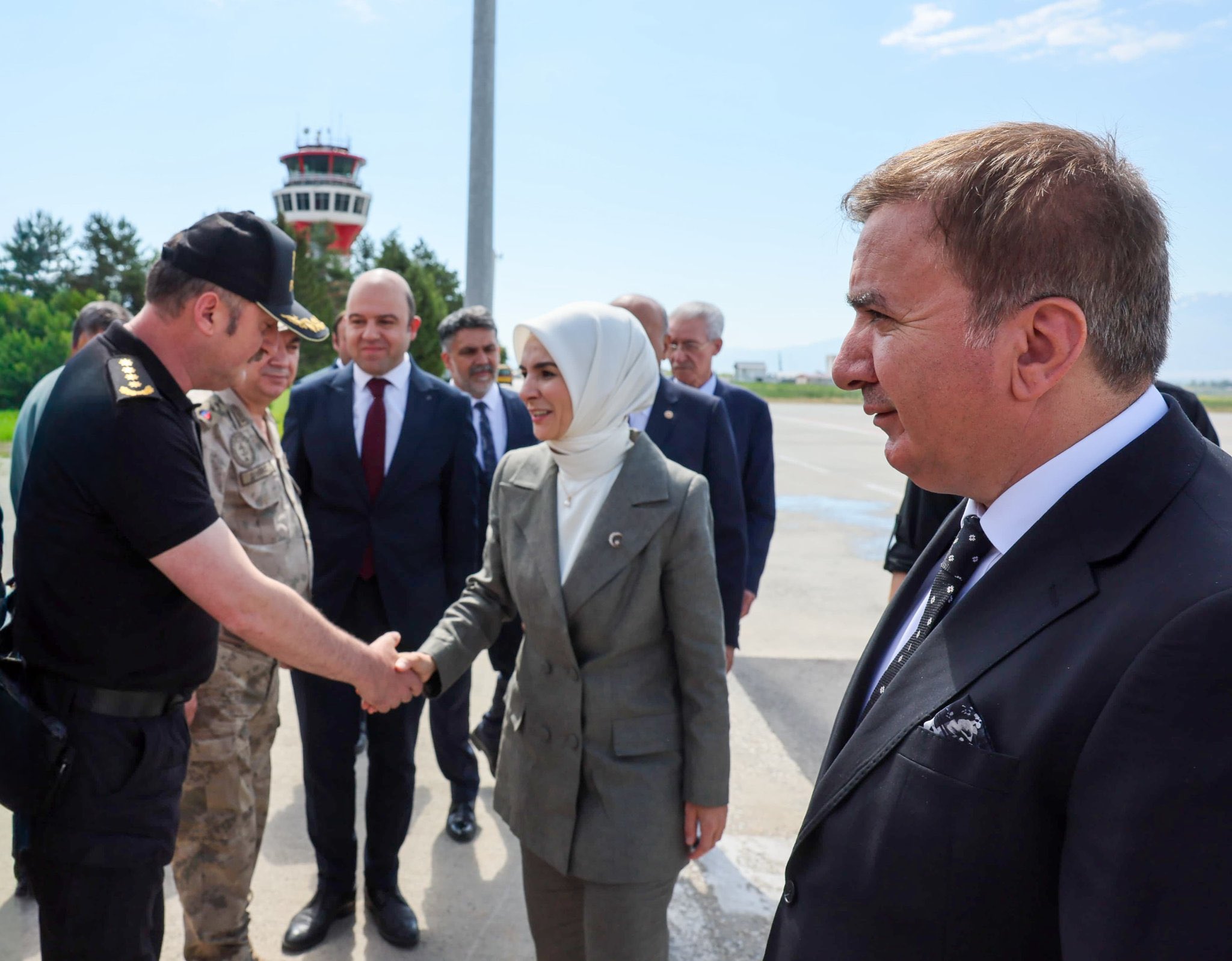 Bir dizi ziyaretlerde bulunmak ve programlara katılmak üzere ilimizi teşrif eden Aile ve Sosyal Hizmetler Bakanımız Sayın Mahinur Özdemir Göktaş Erzincan Yıldırım Akbulut Havalimanı'nda karşılandı.
