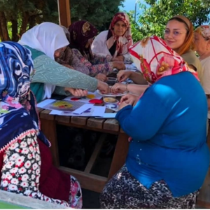 Yaşlılarımızın Katılımıyla Hama Boncukları İle Anahtarlık Yapımı Atölyesi Gerçekleştirildi. - fotoğraf 1