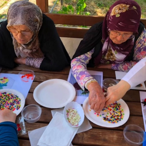 Yaşlılarımızın Katılımıyla Hama Boncukları İle Anahtarlık Yapımı Atölyesi Gerçekleştirildi. - fotoğraf 4