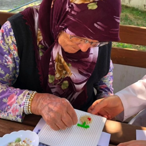 Yaşlılarımızın Katılımıyla Hama Boncukları İle Anahtarlık Yapımı Atölyesi Gerçekleştirildi. - fotoğraf 2
