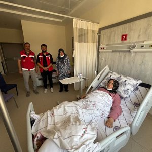 Yerköy Sosyal Hizmet Merkezi Müdürlüğümüz, aziz Şehidimiz Yücel Yılmaz'ın kıymetli annesini tedavi görmekte olduğu hastanede ziyaret etti. - fotoğraf 1