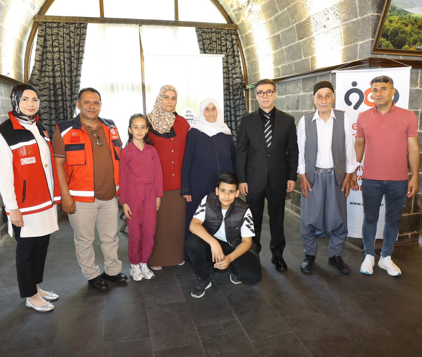  İl Müdürlüğümüze bağlı Siverek Sosyal Hizmet Merkezimiz, #MilliAileHaftası kapsamında “Üç Kuşak Bir Sofra” buluşmalarında Tarihi Paşa Konağı’nda ailelerimizle bayram kahvaltısında buluştu