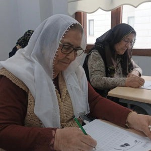 Gündüzlü Bakım ve Aktif Yaşam Merkezi’nde Temel Eğitim Kursları Devam Ediyor - fotoğraf 1