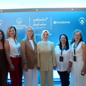 Bakanımız Göktaş, İzmir'de "Yükselen Kadınlar: Kendi İşim, Benim İzim" programında konuştu - fotoğraf 2