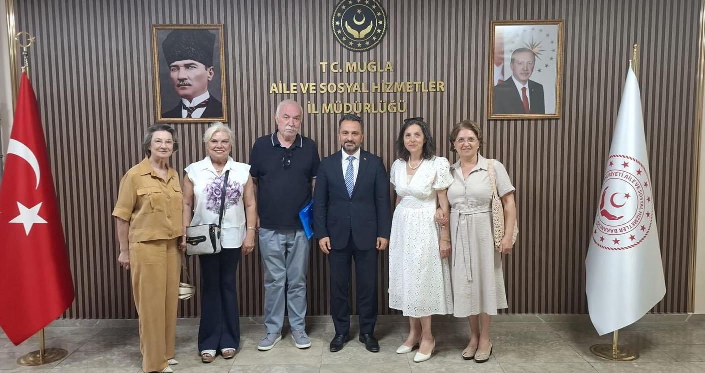 Huzurevi Yaptırma ve Yaşatma Vakfı Başkanı Hatice GÜLEÇ ve beraberindeki yönetim kurulu üyeleri, İl Müdürümüz Mahmut SELÇUK’u makamında ziyaret etti.