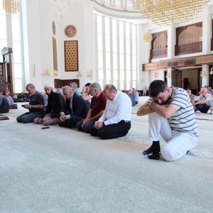 15 Temmuz Demokrasi ve Millî Birlik Günü’nün 10. yılı kapsamında, Kernek Karagözlüler Camii’nde cuma namazının ardından aziz şehitlerimiz için Mevlid-i Şerif programı gerçekleştirildi. - fotoğraf 2