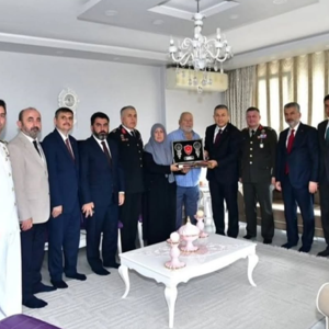15 Temmuz Şehidimiz Samet Uslu'nun Kabrini Ziyaret Ederek Dualarla Yâd Etti. - fotoğraf 1