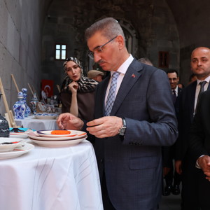 “İrade Bizim, Zafer Bizim” Temalı Çini, Tezhip ve Ebru Sergisi Açıldı - fotoğraf 4