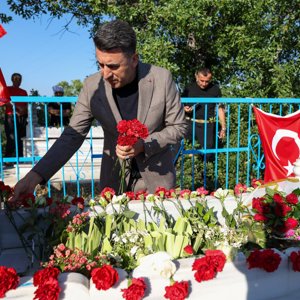 15 Temmuz Demokrasi ve Millî Birlik Günü Kapsamında Şehidimiz Piyade Onbaşı Ulaş Urtimur, Kabri Başında Dualarla Yâd Edildi. - fotoğraf 4