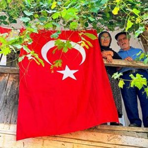 15 Temmuz şehidimiz Mustafa Koçak’ın kıymetli annesi Züleyha Koçak ile babası İbrahim Koçak’ı hanelerinde ziyaret etti. - fotoğraf 1
