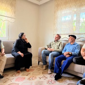 15 Temmuz şehidimiz Mustafa Koçak’ın kıymetli annesi Züleyha Koçak ile babası İbrahim Koçak’ı hanelerinde ziyaret etti. - fotoğraf 2