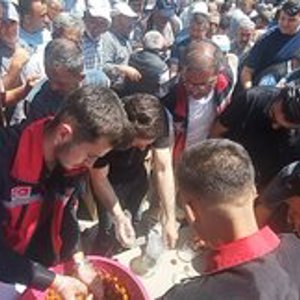 Aziz şehitlerimizin ruhuna ithafen vatandaşlarımıza lokma ikramında bulunuldu. - fotoğraf 2