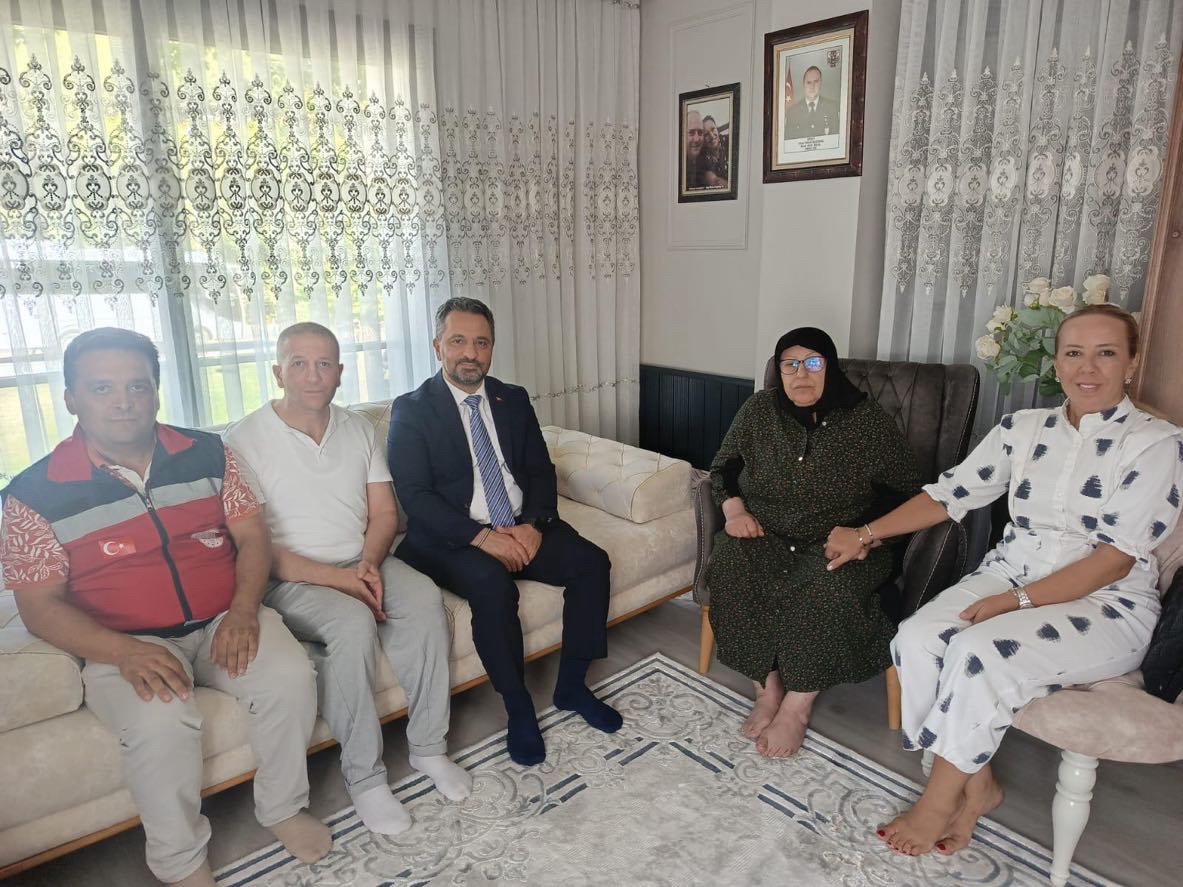 İl Müdürümüz Mahmut SELÇUK, vatan uğruna canını feda eden Şehit Astsubay Başçavuş Ziya İlhan DAĞDAŞ’ın kıymetli annesi Birsen DAĞDAŞ ve ailesini ziyaret etti.