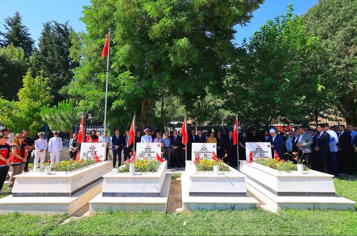 15 Temmuz Demokrasi ve Millî Birlik Günü anma etkinlikleri kapsamında ilimizde bulunan şehitliklere anlamlı bir ziyaret gerçekleştirildi.