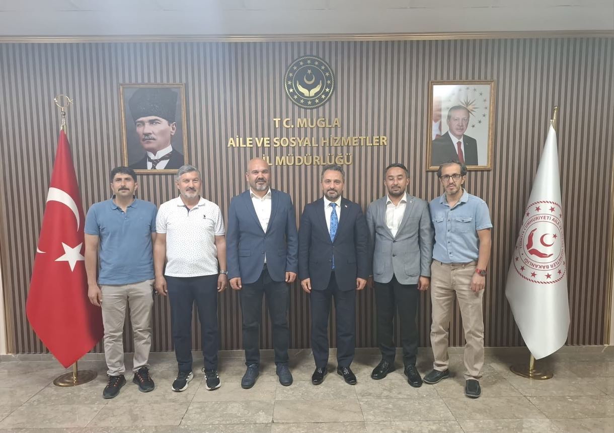 Memur-Sen Muğla İl Başkanı ve Sağlık-Sen Şube Başkanı Özcan ÇİÇEK ile beraberindeki yönetim kurulu üyeleri, İl Müdürümüz Mahmut SELÇUK’u makamında ziyaret etti. 